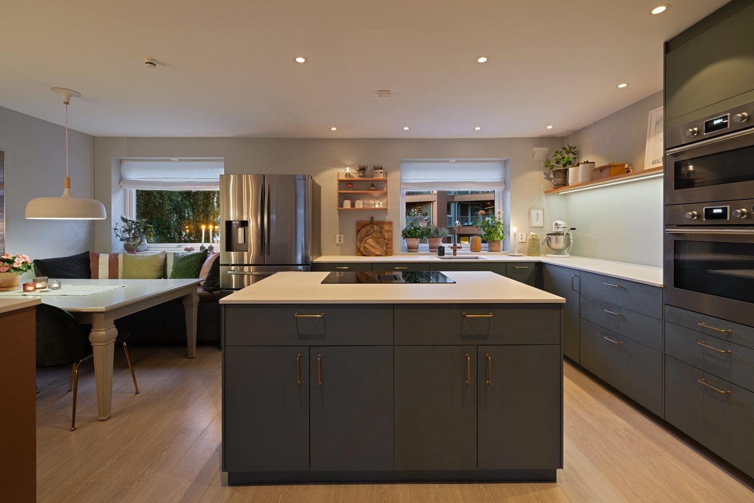 Down-lights som er strategisk plassert for å gi et rent og moderne uttrykk, samtidig som de gir god belysning for arbeidsflater.