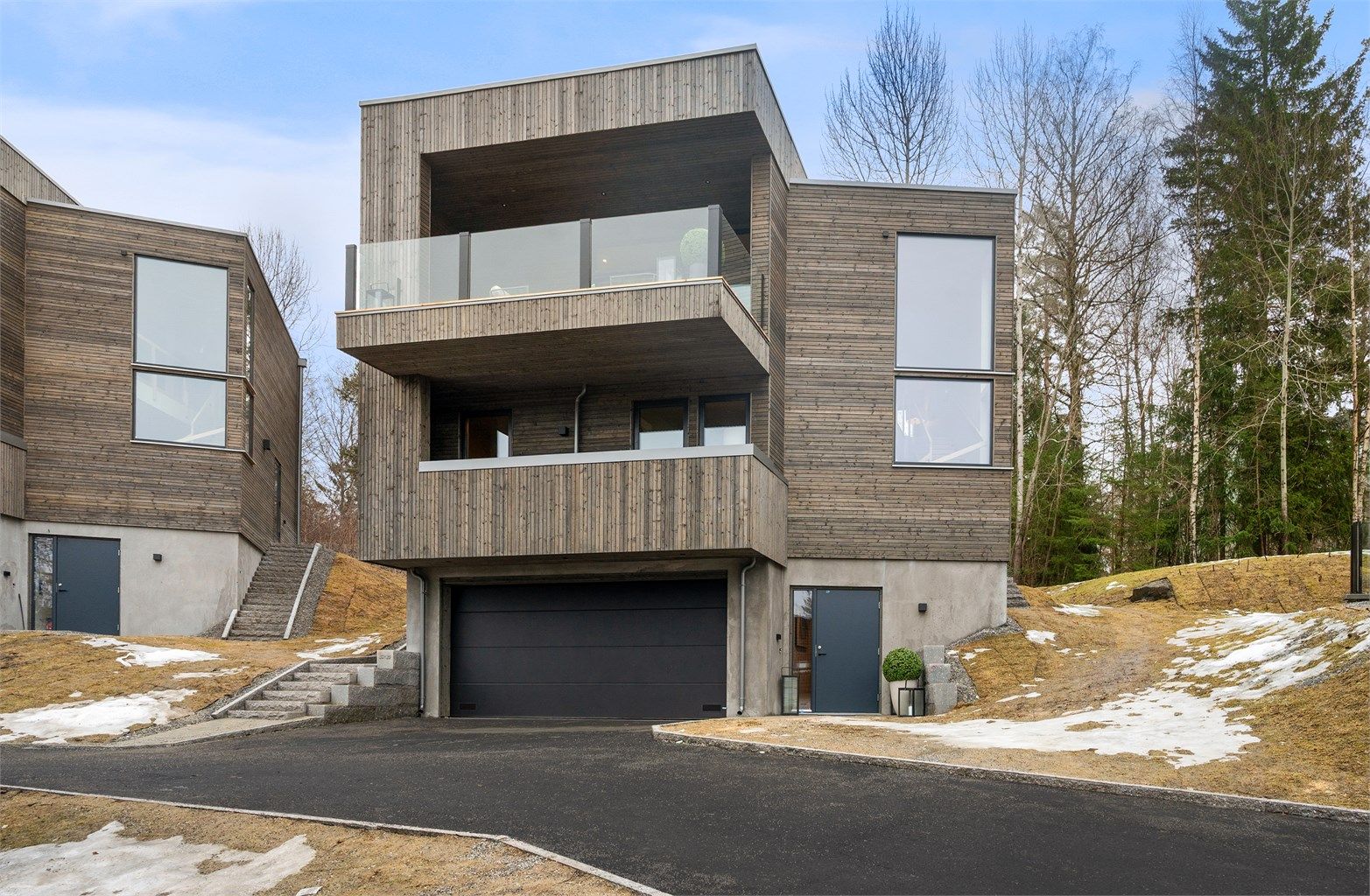 Adkomst via felles, privat stikkvei som er asfaltert.