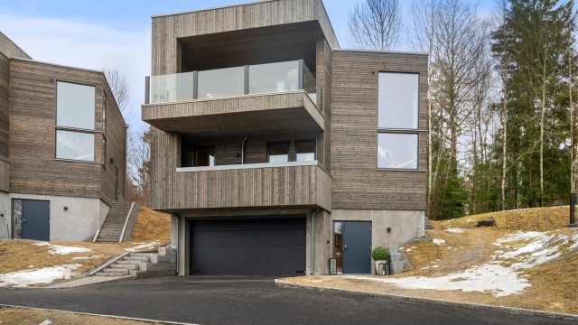 Adkomst via felles, privat stikkvei som er asfaltert.