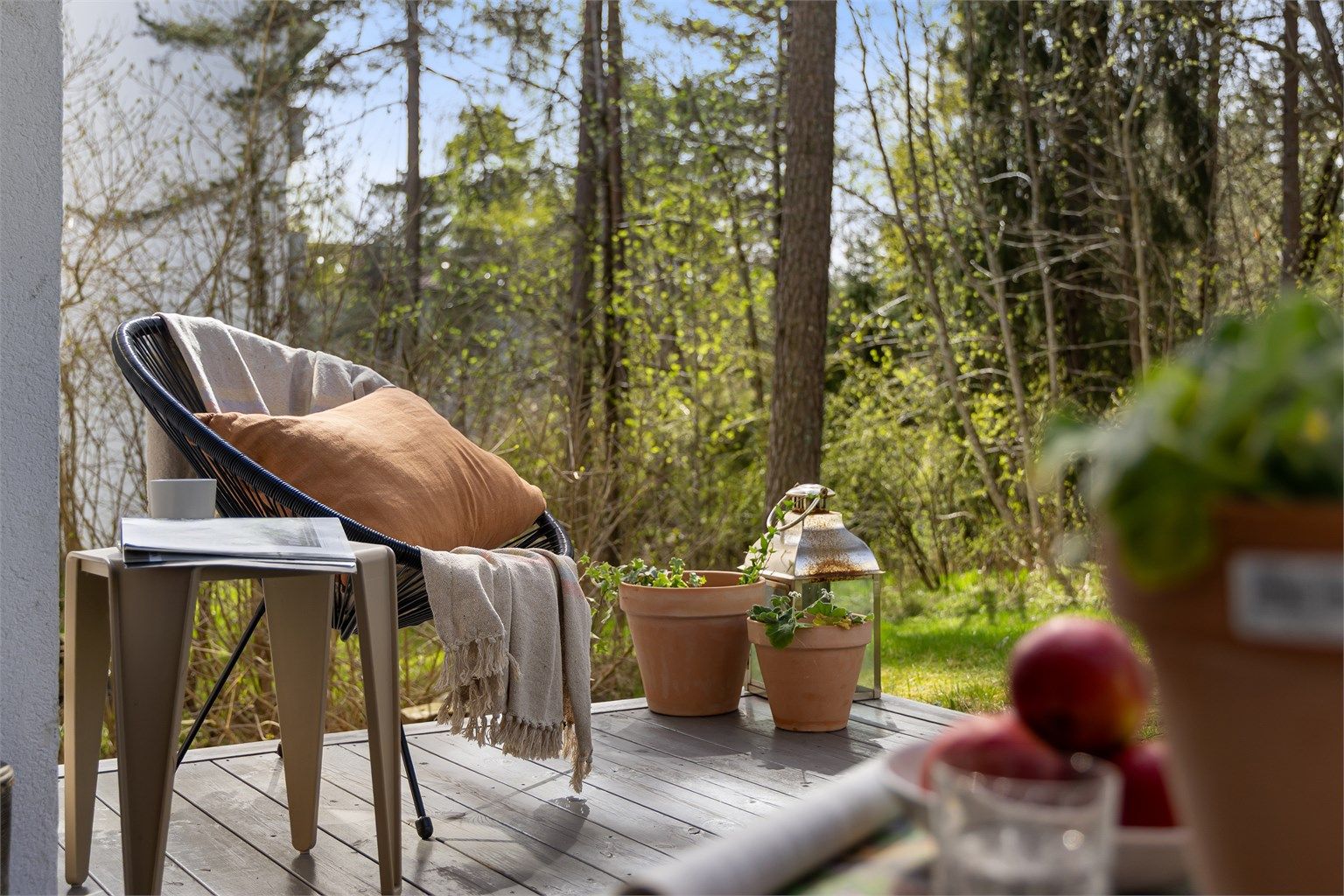 I følge selger er solen på balkongen fra ca. 12.00 til 19.00 midtsommers