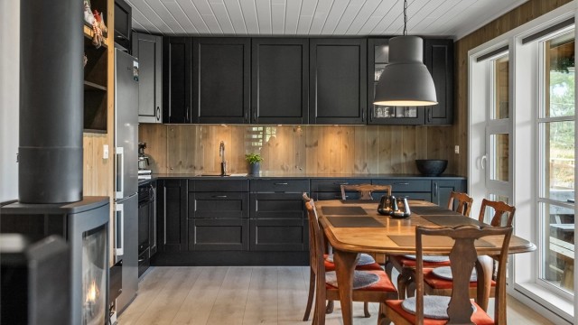 Flott kjøkken med fin plass til spisebordet
