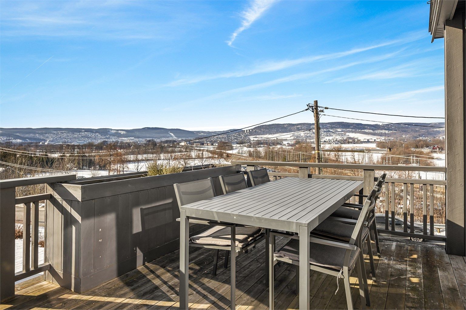 Den store terrassen på ca. 44 m² er et flott uterom med plass til både spise- og sittegruppe.