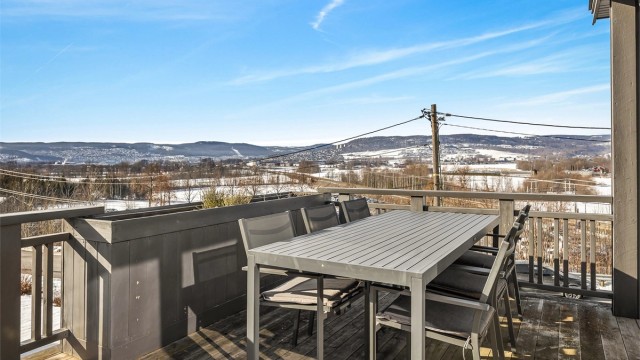 Den store terrassen på ca. 44 m² er et flott uterom med plass til både spise- og sittegruppe.