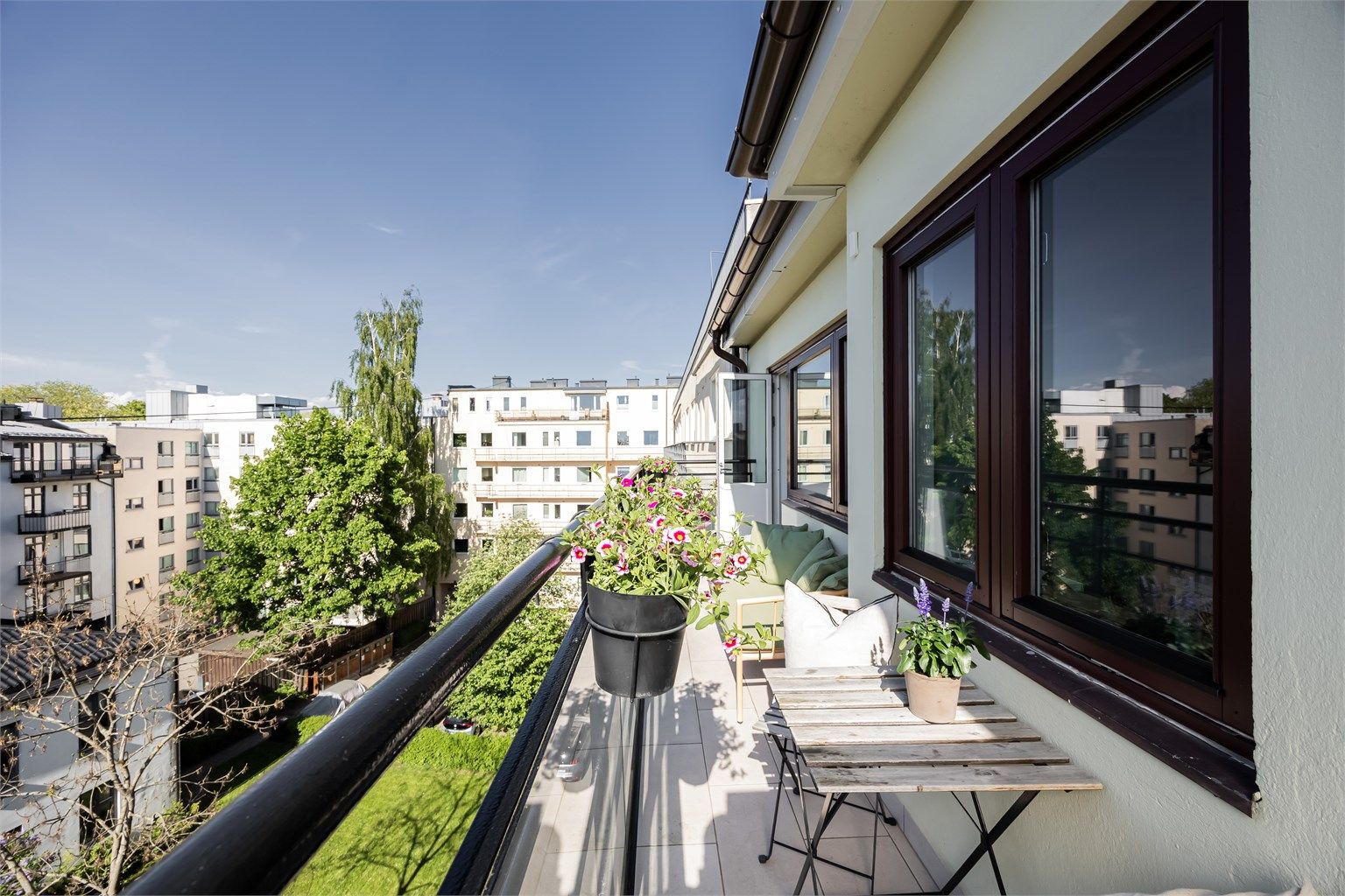 Leiligheten ligger høyt og fritt i 5. etasje med flotte lys- og solforhold.