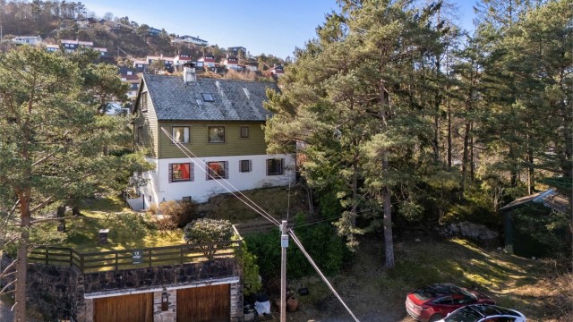 Her er potensiale stort for å skape din drømmebolig. Meget attraktiv beliggenhet i veletablert boområde.