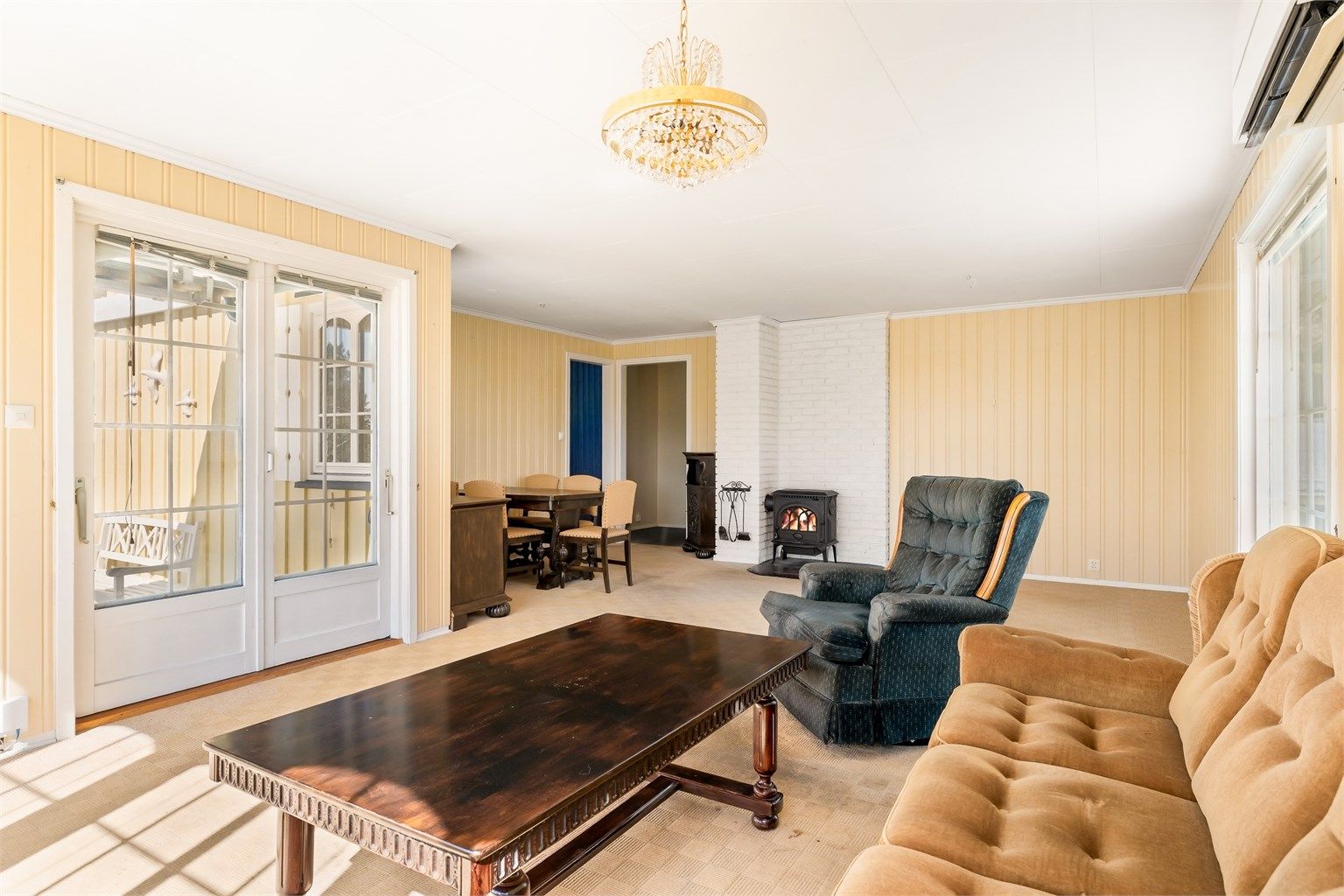 Stua er lys og luftig.