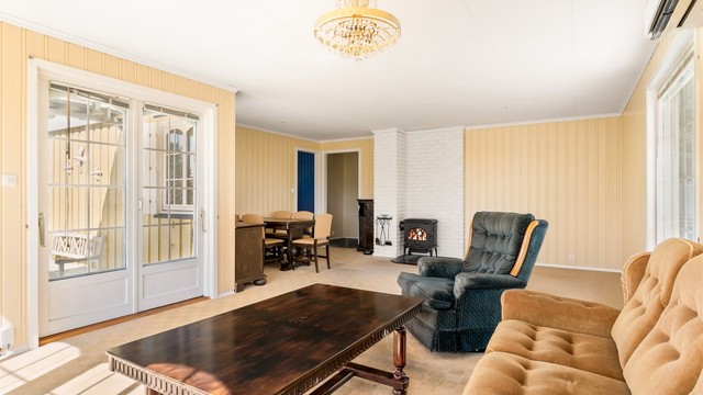 Stua er lys og luftig.