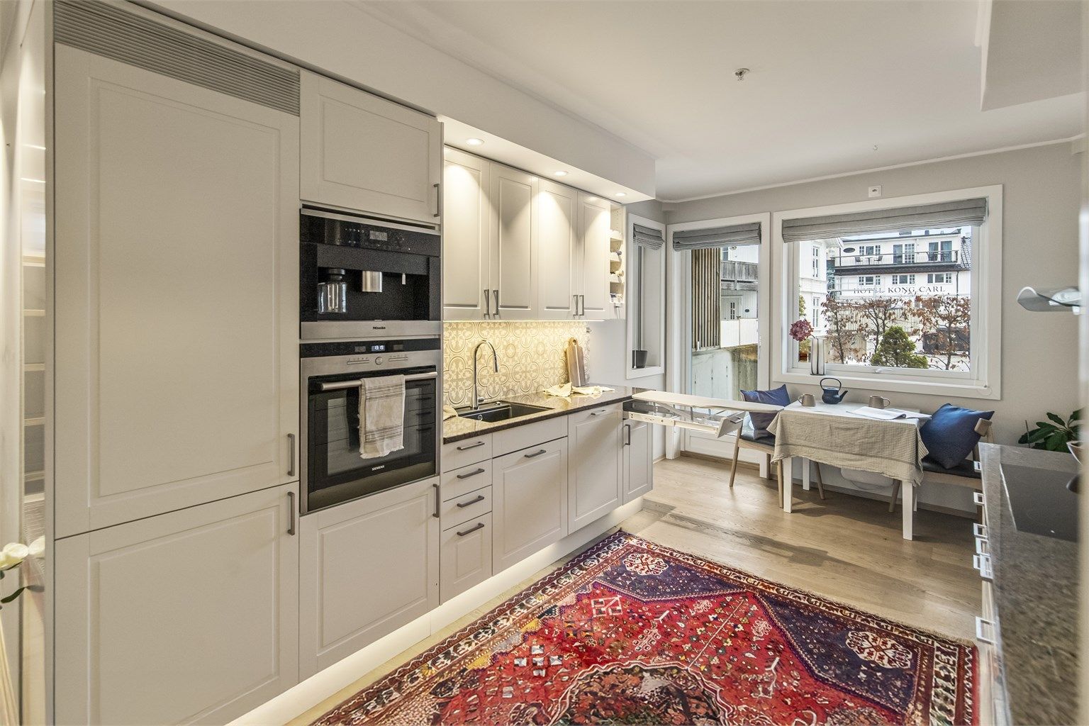 Når detaljene teller! Integrert strykebrett i innredningen samt helt kjøleskap, kaffemaskin, stekeovn, oppvaskmaskin, platetopp og ventilator