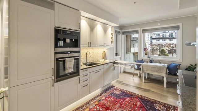 Når detaljene teller! Integrert strykebrett i innredningen samt helt kjøleskap, kaffemaskin, stekeovn, oppvaskmaskin, platetopp og ventilator