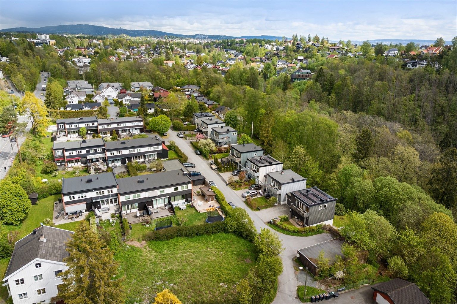 Boligen sokner til den populære Løkeberg barneskole som er innen kort gangavstand, og det er flere barnehager i nærheten