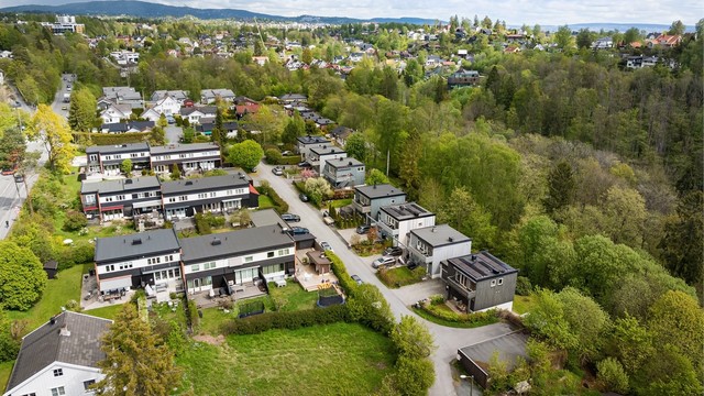 Boligen sokner til den populære Løkeberg barneskole som er innen kort gangavstand, og det er flere barnehager i nærheten