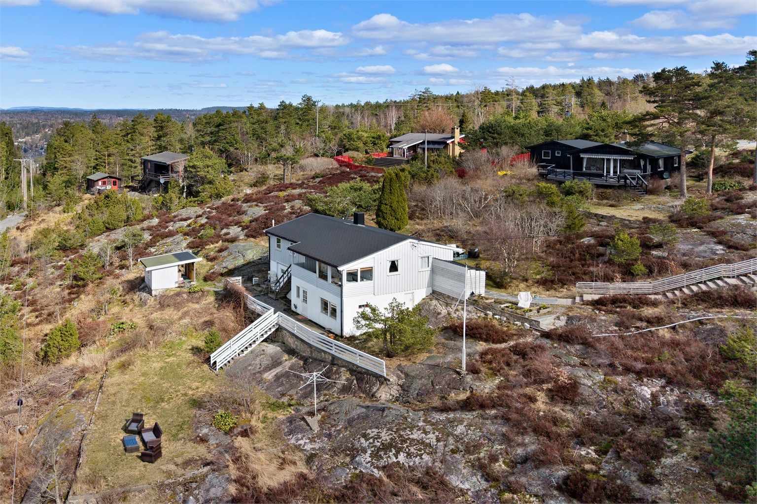 Eiendommen er tilknyttet Øvre Gylteåsen Vel, som blant annet vedlikeholder fellesarealer.