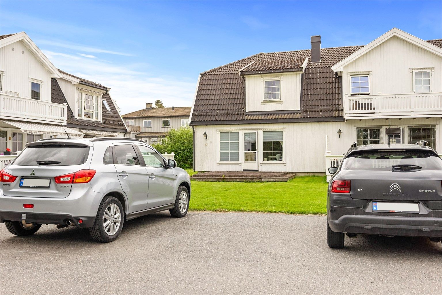 Det medfølger en egen biloppstillingsplass på felles parkeringsplass.
