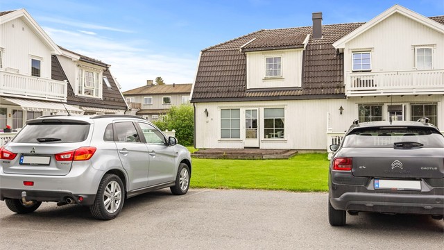 Det medfølger en egen biloppstillingsplass på felles parkeringsplass.