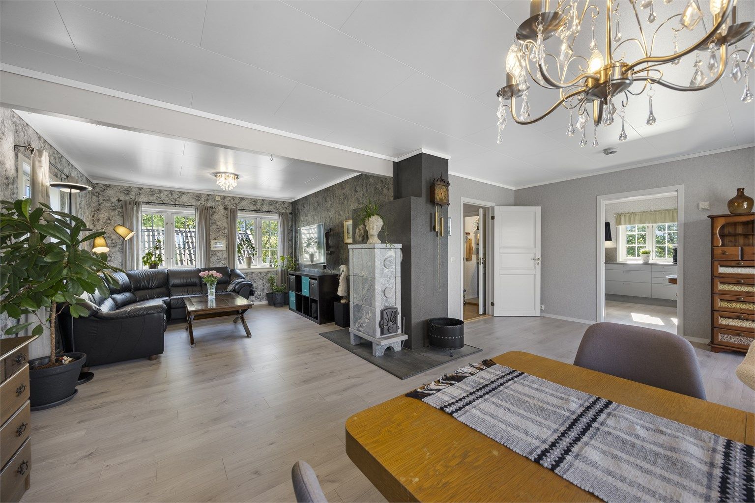 Klebersteinsovn gir godt med varme til hele huset, sammen med vannbåren varme i flere rom (gulv).