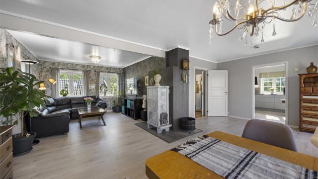 Klebersteinsovn gir godt med varme til hele huset, sammen med vannbåren varme i flere rom (gulv).