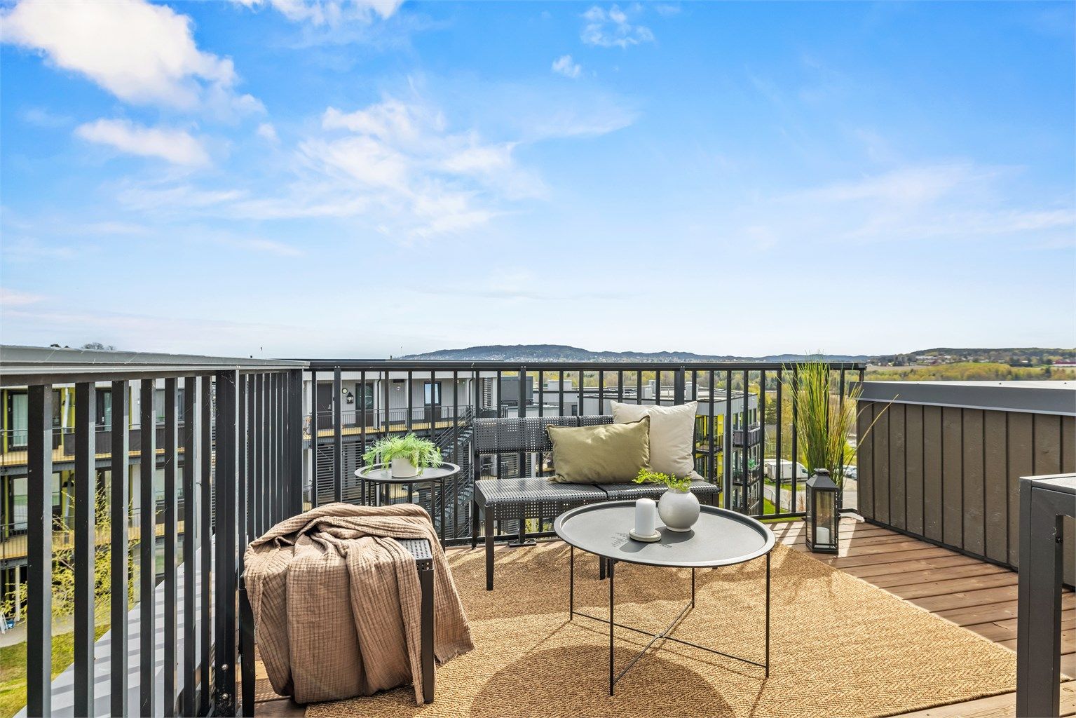 Takterrassen er belagt med trykkimpregnerte terrassebord og har et rekkverk i overflatebehandlet stål.