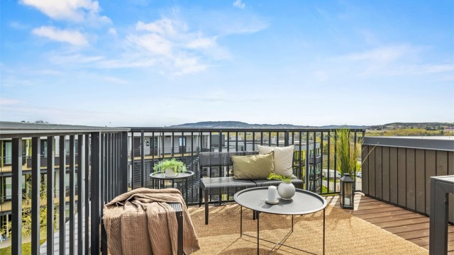 Takterrassen er belagt med trykkimpregnerte terrassebord og har et rekkverk i overflatebehandlet stål.