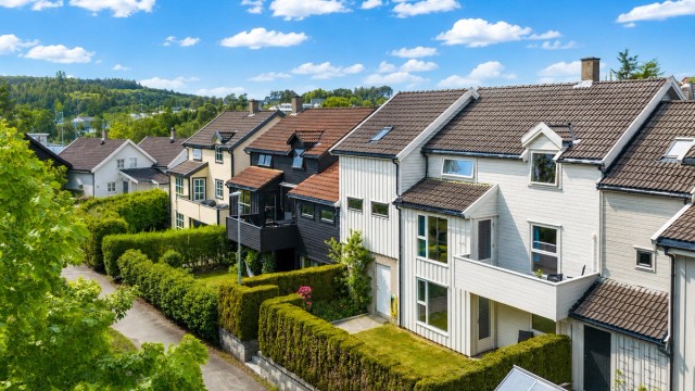 Velkommen til Theodor Dahls veg 17, en innholdsrik og meget kjekk enebolig i rekke, med blant annet 4 soverom, 3 bad, 2 stuer og romslig garasje med kjellerbod og loft.
Krogsveen v/ Tom Christer Hovde ønsker velkommen til visning.
Foto: Martin Nordbø