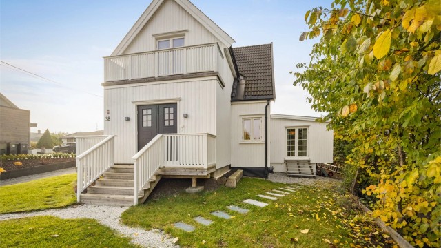 Etterisolert og skiftet kledning på hele boligen.