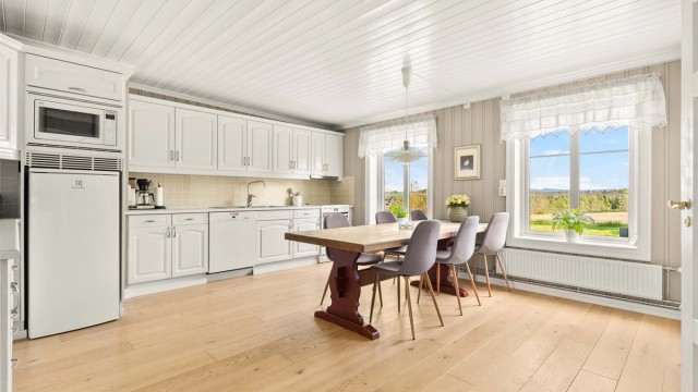 Stort spisekjøkken med parkettgulv og god plass til langbord. Kjøleskap, oppvaskmaskin og komfyr medfølger.