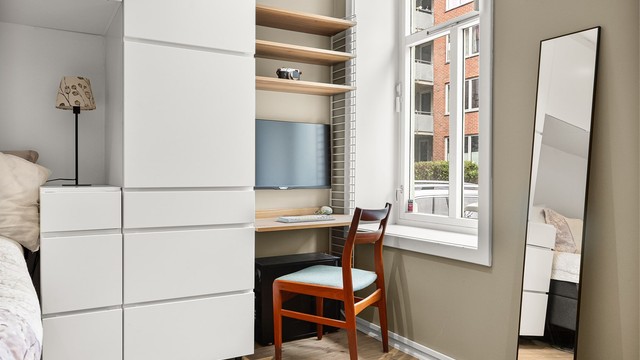 Soverommet har heltre gulv som tilfører karakter, mens nedsenket himling med integrerte downlights gir et stilrent uttrykk og behagelig belysning.