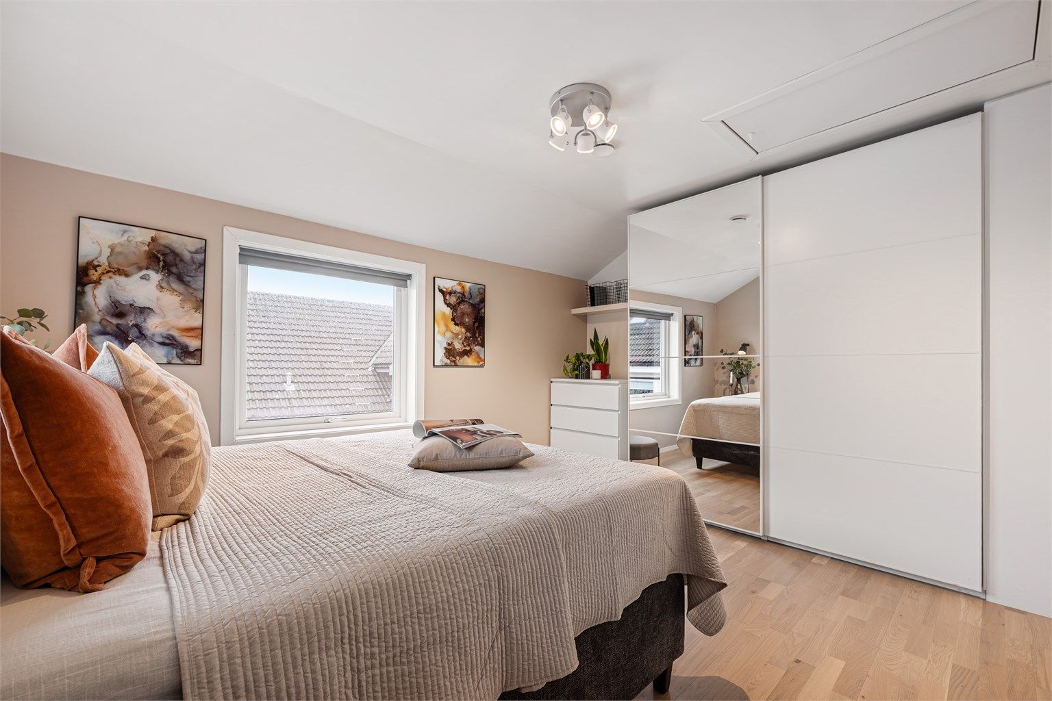 Soverom IV med skyvedrøsgarderobe. 