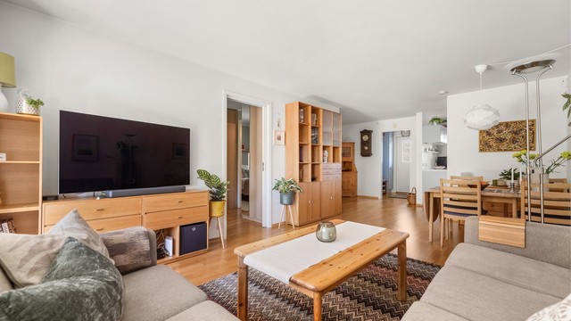 Den åpne stue- og spisestueløsningen gir god plass til både sofagruppe, TV-møblement og spisebord.