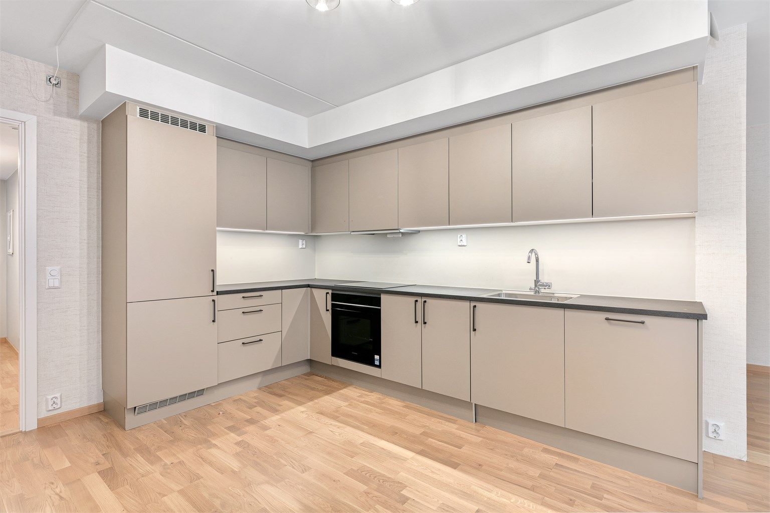 Kjøkken med integrerte hvitevarer som koketopp, stekeovn, oppvaskmaskin og kjøl- fryseskap