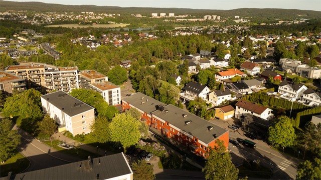 Området er et fredelig og barnevennlig nabolag med nærhet til skoler, barnehager, kollektivtransport, marka og daglige servicetilbud.
