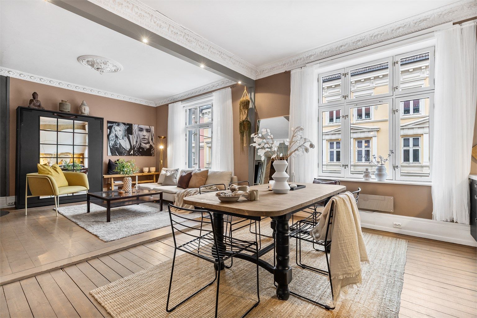 Den åpne løsningen til kjøkken/spisestue skaper en sosial atmosfære når man er med venner eller familie.