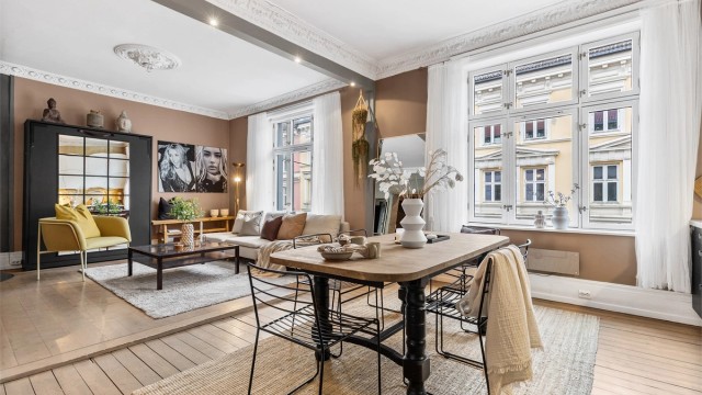 Den åpne løsningen til kjøkken/spisestue skaper en sosial atmosfære når man er med venner eller familie.