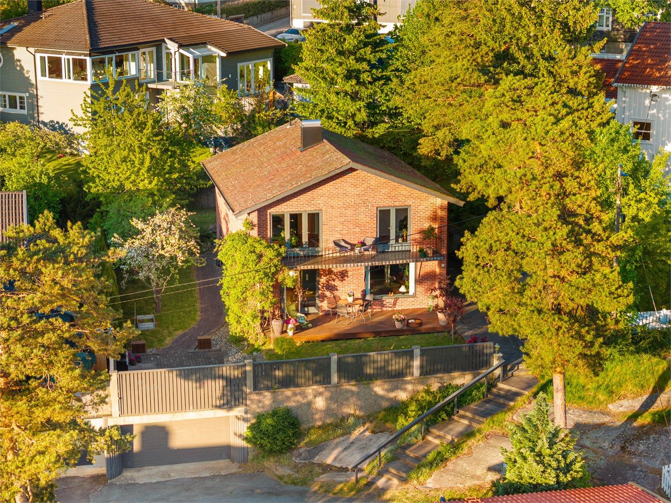 Eiendommen er tilbaketrukket i svært fredelige omgivelser på Karivold, helt innerst i blindgaten.