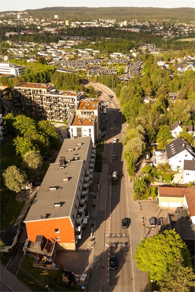 Dagligvarehandelen kan gjøres ved bl.a Rema 1000 i Sandstuveien som ligger i gå avstand fra leiligheten, ca. 200 meter unna