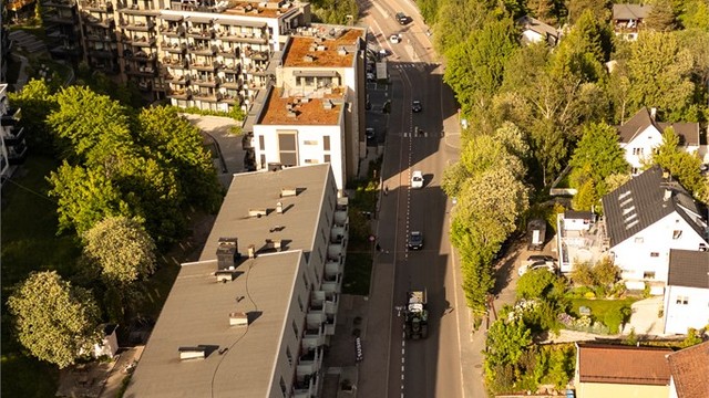 Dagligvarehandelen kan gjøres ved bl.a Rema 1000 i Sandstuveien som ligger i gå avstand fra leiligheten, ca. 200 meter unna