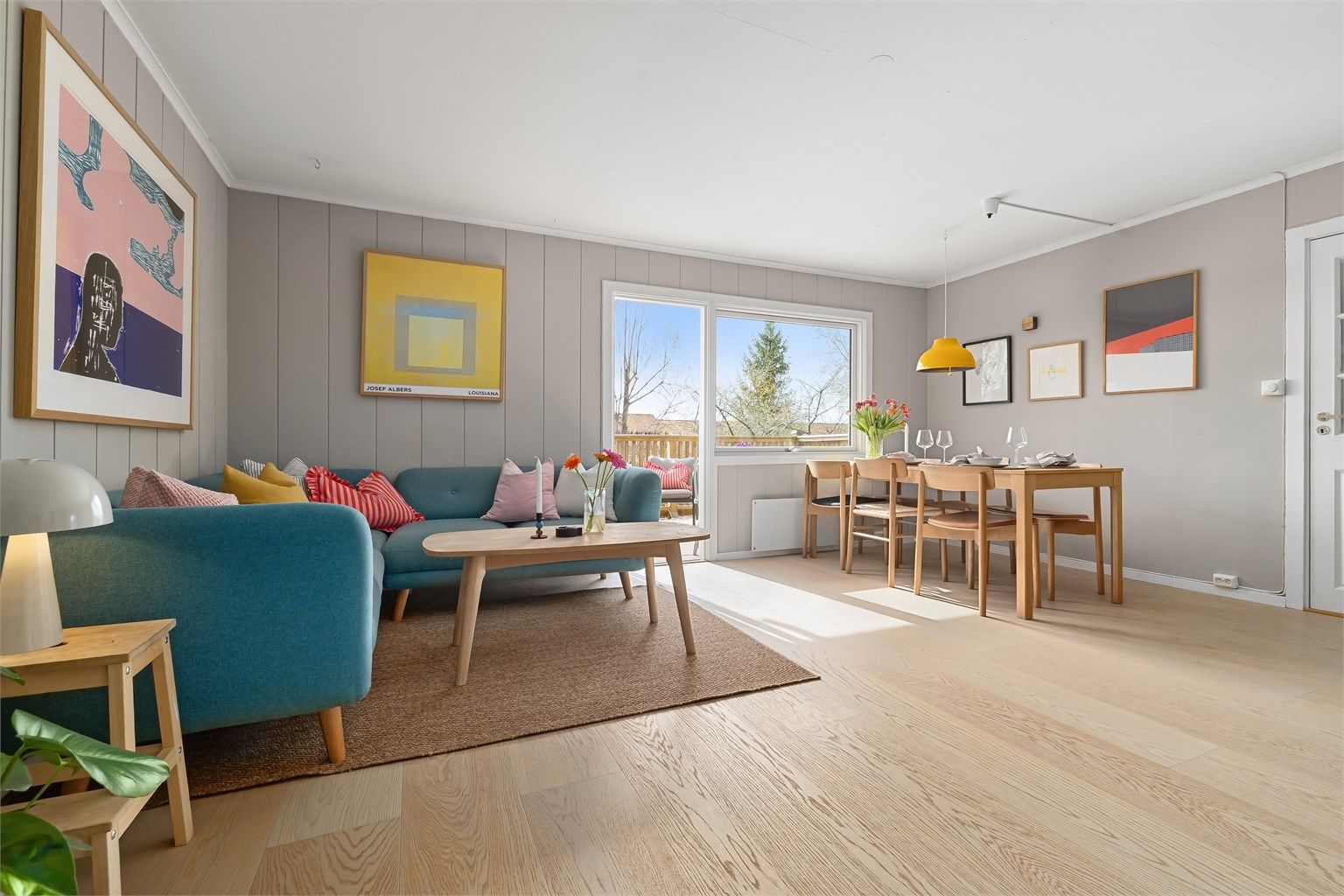 Leiligheten er en 3-roms, idyllisk leilighet med stor terrasse og tilgang til hage