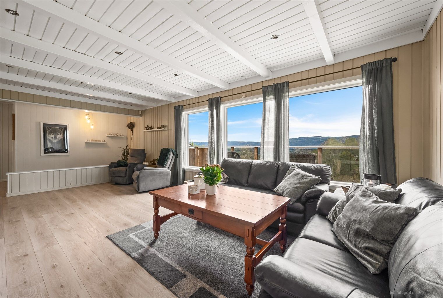 Romslig vinkelstue med sittegruppe, sofaområde og spiseplass