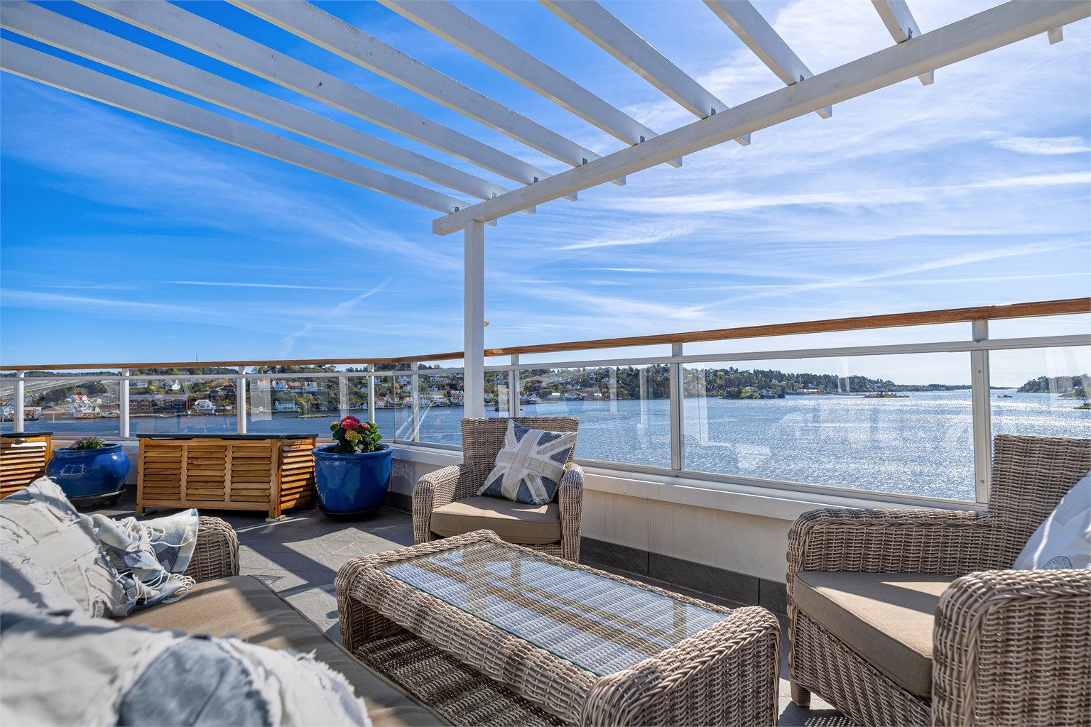 Takterrassen er et høydepunkt med pergola, gode solforhold, god plass for loungegrupper og beplantning- og ikke minst, en spektakulær utsikt!