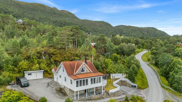 Fra sjøsiden får man virkelig inntrykk av den unike beliggenheten – med bolig, sjølinje og omgivelser som spiller godt sammen.