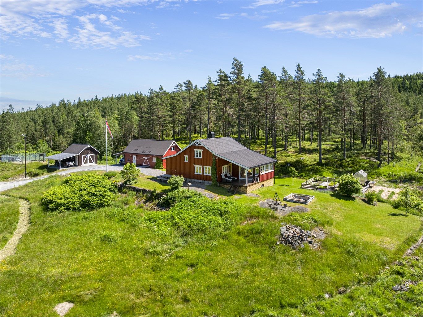 En stor eiendom med mange muligheter, beliggende i Åmli kommune.