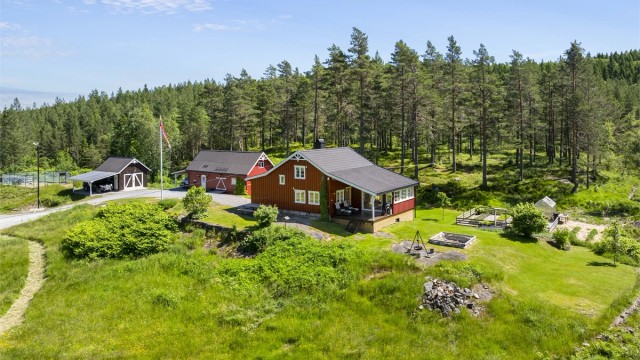 En stor eiendom med mange muligheter, beliggende i Åmli kommune.