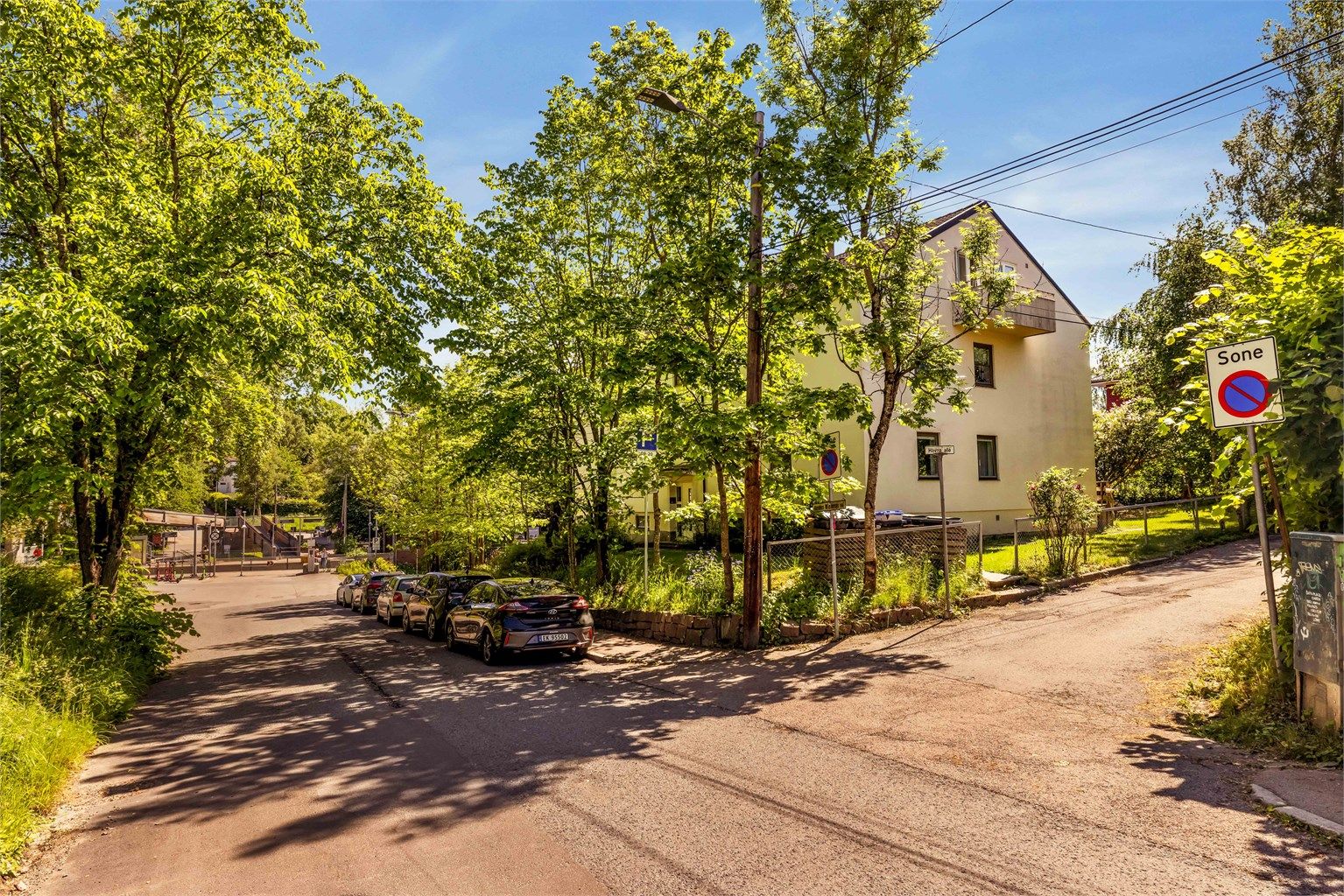 Leiligheten ligger i et attraktivt, sentralt og rolig boligområde på Mellom Vinderen og Blindern i Oslo.