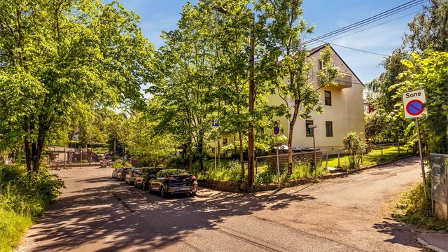 Leiligheten ligger i et attraktivt, sentralt og rolig boligområde på Mellom Vinderen og Blindern i Oslo.