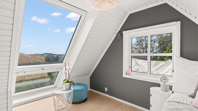 Et lyst og innbydende rom med gode muligheter for både soverom og oppbevaring.