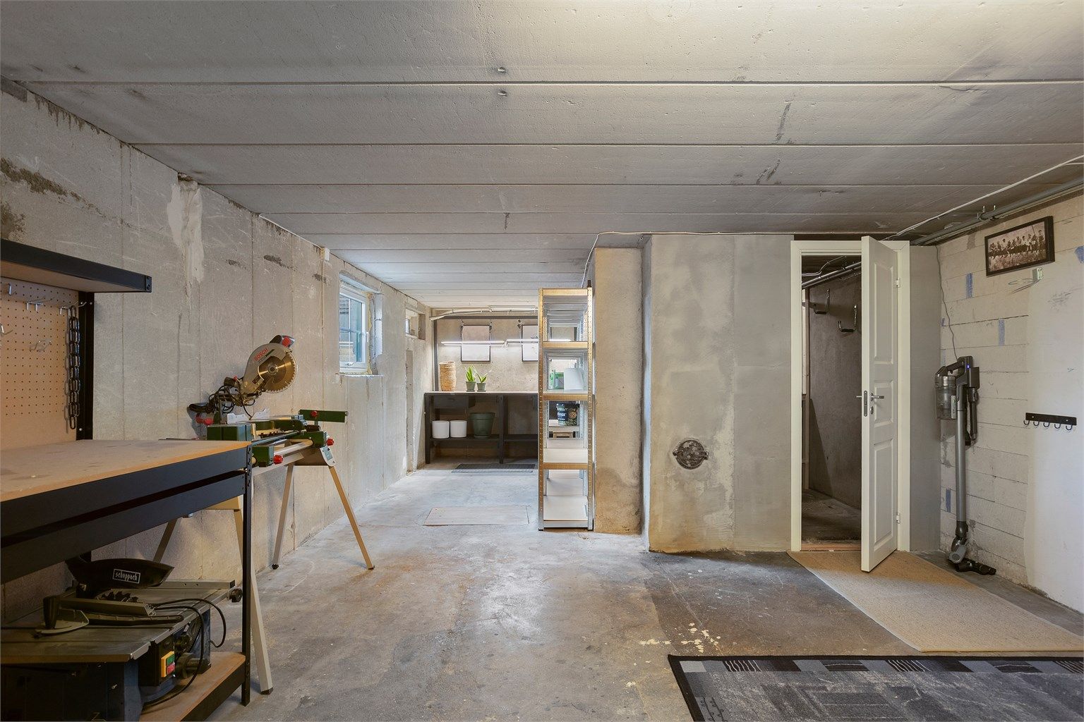 Et stort rom med betonggulv gir gode muligheter for verksted eller hobbyaktiviteter.