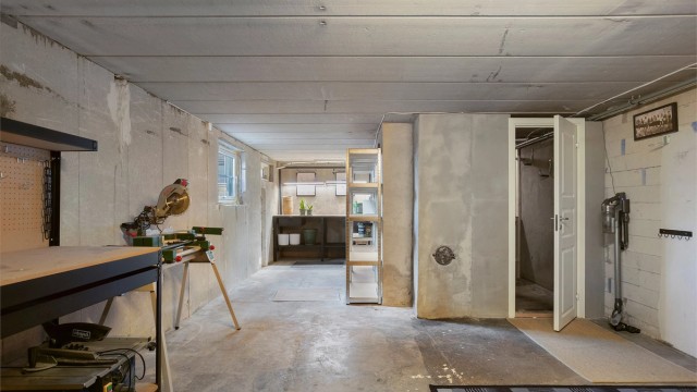 Et stort rom med betonggulv gir gode muligheter for verksted eller hobbyaktiviteter.
