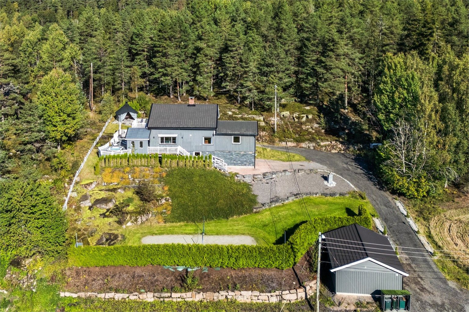 Stor tomt med flotte uteområder - God plass til parkering i romslig dobbelgarasje, integrert garasje og gårdsplass