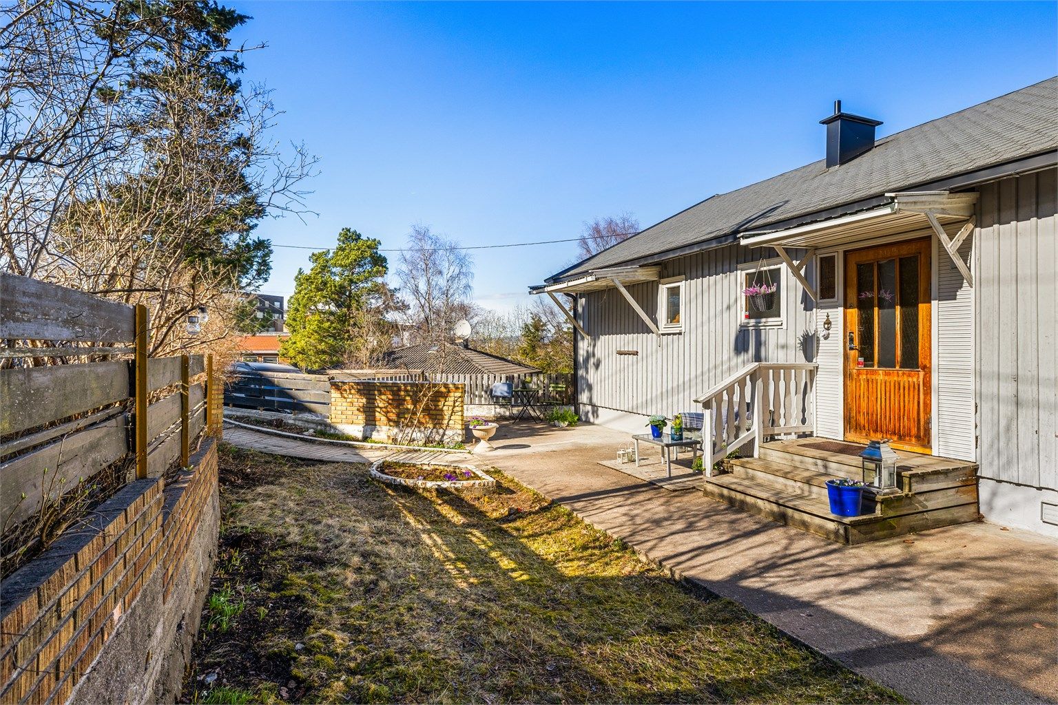 Stor uteplass der du kan nyte formiddags og kveldssolen.