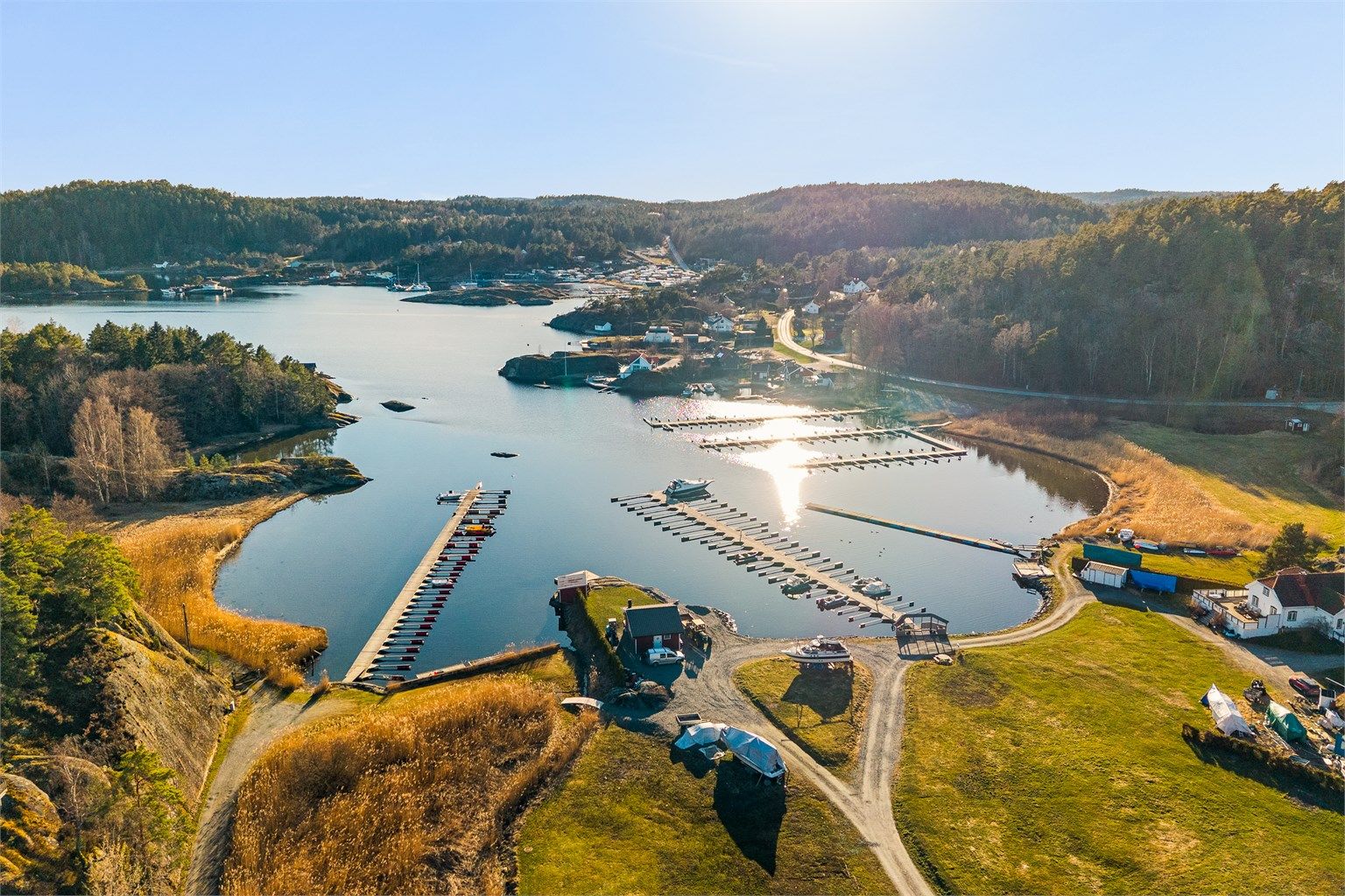 Brevikstrand ligger rett i nærheten og er en lun vik med småbåthavn og badeplasser.