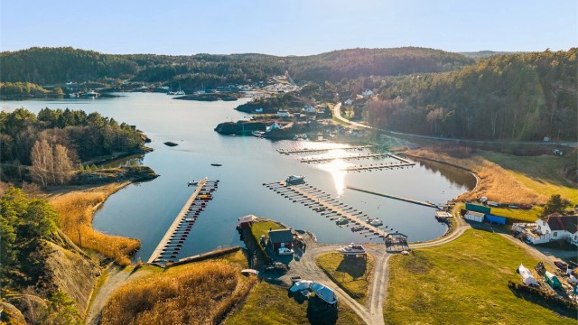 Brevikstrand ligger rett i nærheten og er en lun vik med småbåthavn og badeplasser.